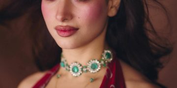 ఎరుపు రంగులో మెరిసిపోతున్న దేవకన్య! ఈ లుక్ అదిరిపోయింది తమన్నా.