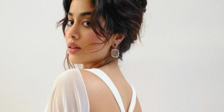 జాన్వీ కపూర్ చాలా అందంగా ఉంది, అచ్చం శ్రీదేవి గారి లాగే కనిపిస్తోంది.