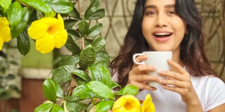 వైట్ అండ్ రెడ్ కాంబినేషన్… లుక్ అదిరింది!”